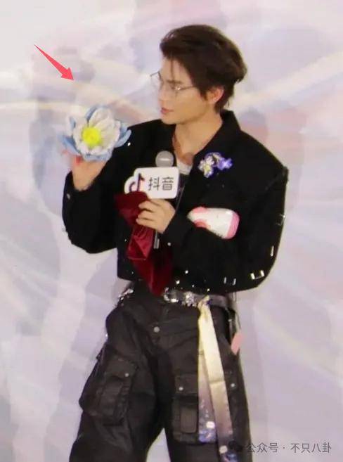 网友扒了他一圈后感慨：人怎么能老实成这样......