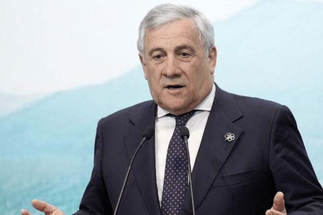 中方专机连夜起飞，赶在拜登卸任之前，带400人闪现美国大后方