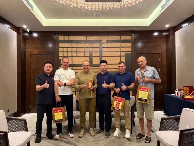俄罗斯传奇飞行员谢尔盖·博格丹从中国返俄前收到茅台礼物