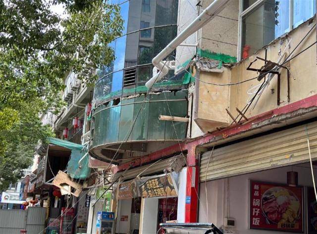 昆明广告牌坠落致3死调查报告：城管检查“走过场”