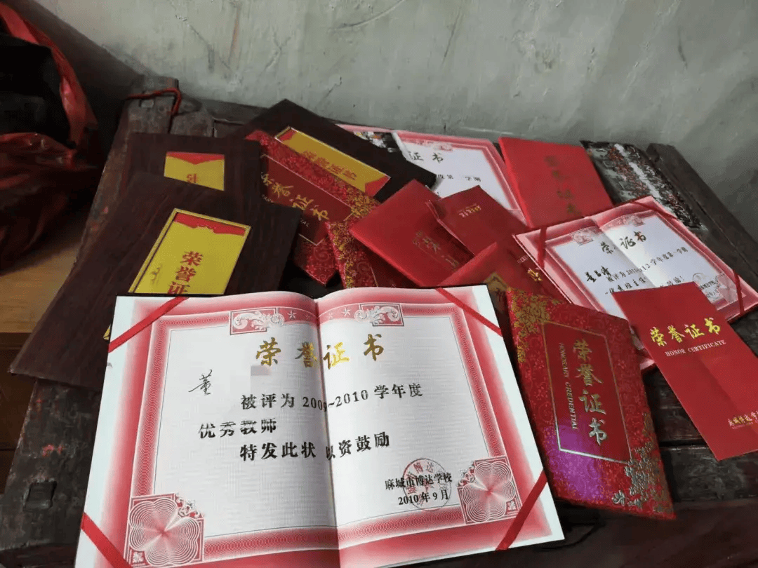 黄冈一教师在宿舍离世，家属：高强度工作带了14年高三，校方未申报工亡；多方回应