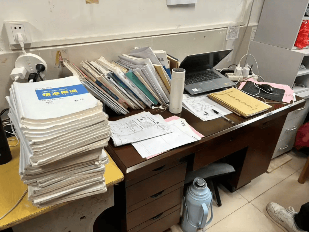 黄冈一教师在宿舍离世，家属：高强度工作带了14年高三，校方未申报工亡；多方回应