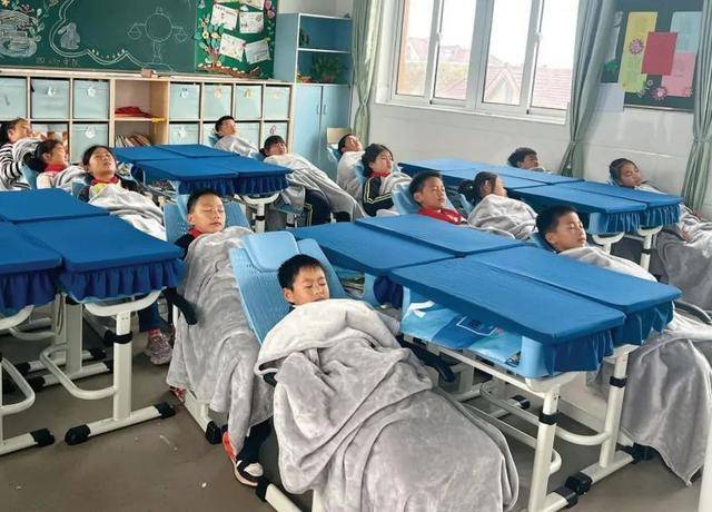 “可躺式”座椅引热议，让孩子午休有多难？