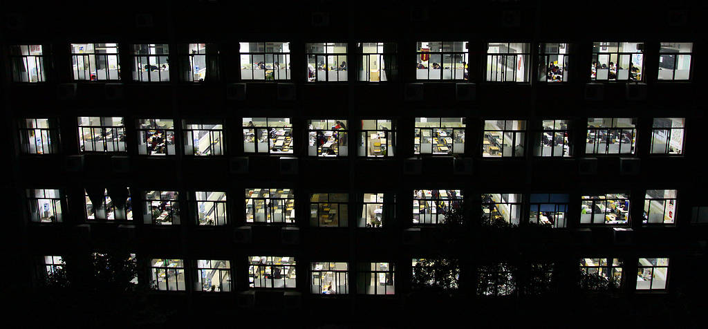 晚自习上厕所要开医院证明?反人性的教育该消停了