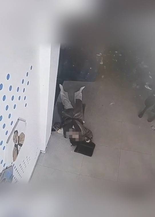 河南一大学老师心脏骤停晕倒,女学生按压施救:我也很害怕,看到老师好转激动手抖