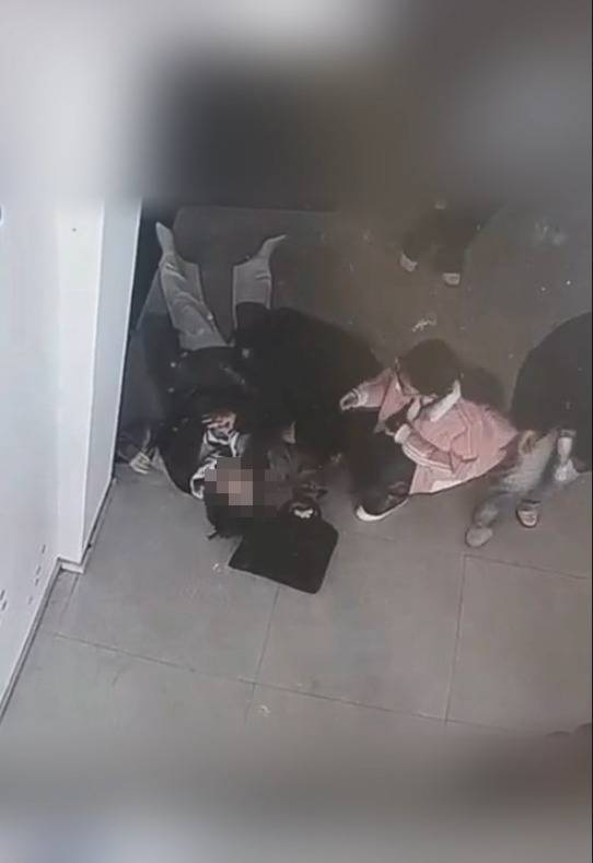 河南一大学老师心脏骤停晕倒,女学生按压施救:我也很害怕,看到老师好转激动手抖