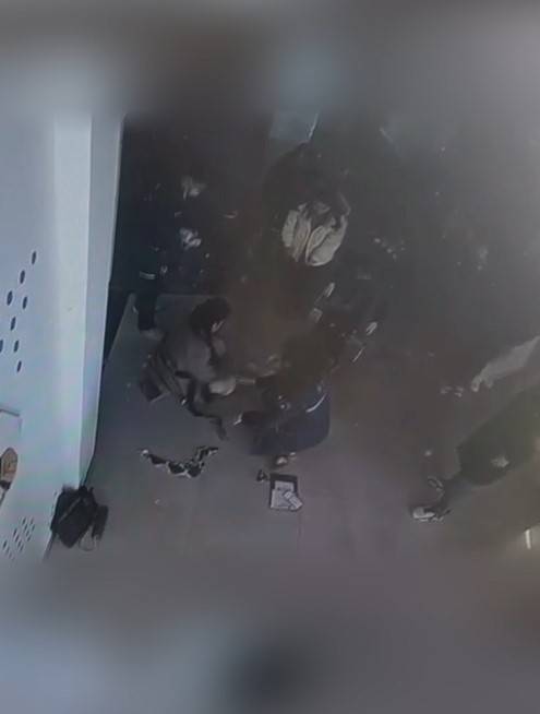 河南一大学老师心脏骤停晕倒,女学生按压施救:我也很害怕,看到老师好转激动手抖