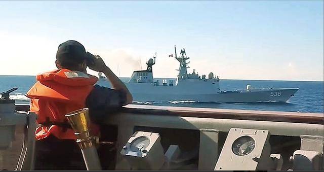 大陆多艘舰船绕台，台海巡一对一监控，双方对峙最近时仅45米