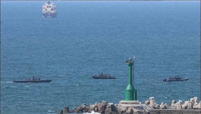 大陆多艘舰船绕台，台海巡一对一监控，双方对峙最近时仅45米