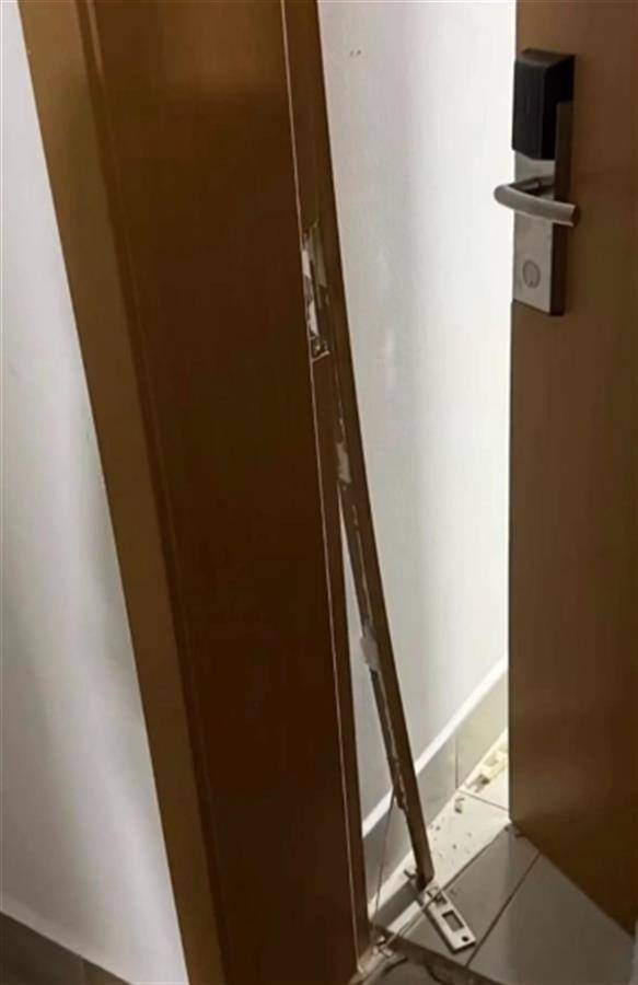 上海一高校男生晚上撞开女生寝室门,校方:醉酒后走错了