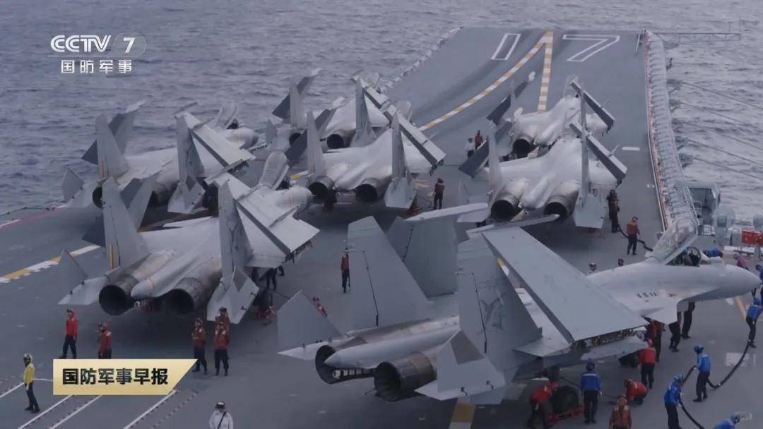 歼-15DH首次上舰！“山东”舰展示全甲板攻击，连续放飞24架？