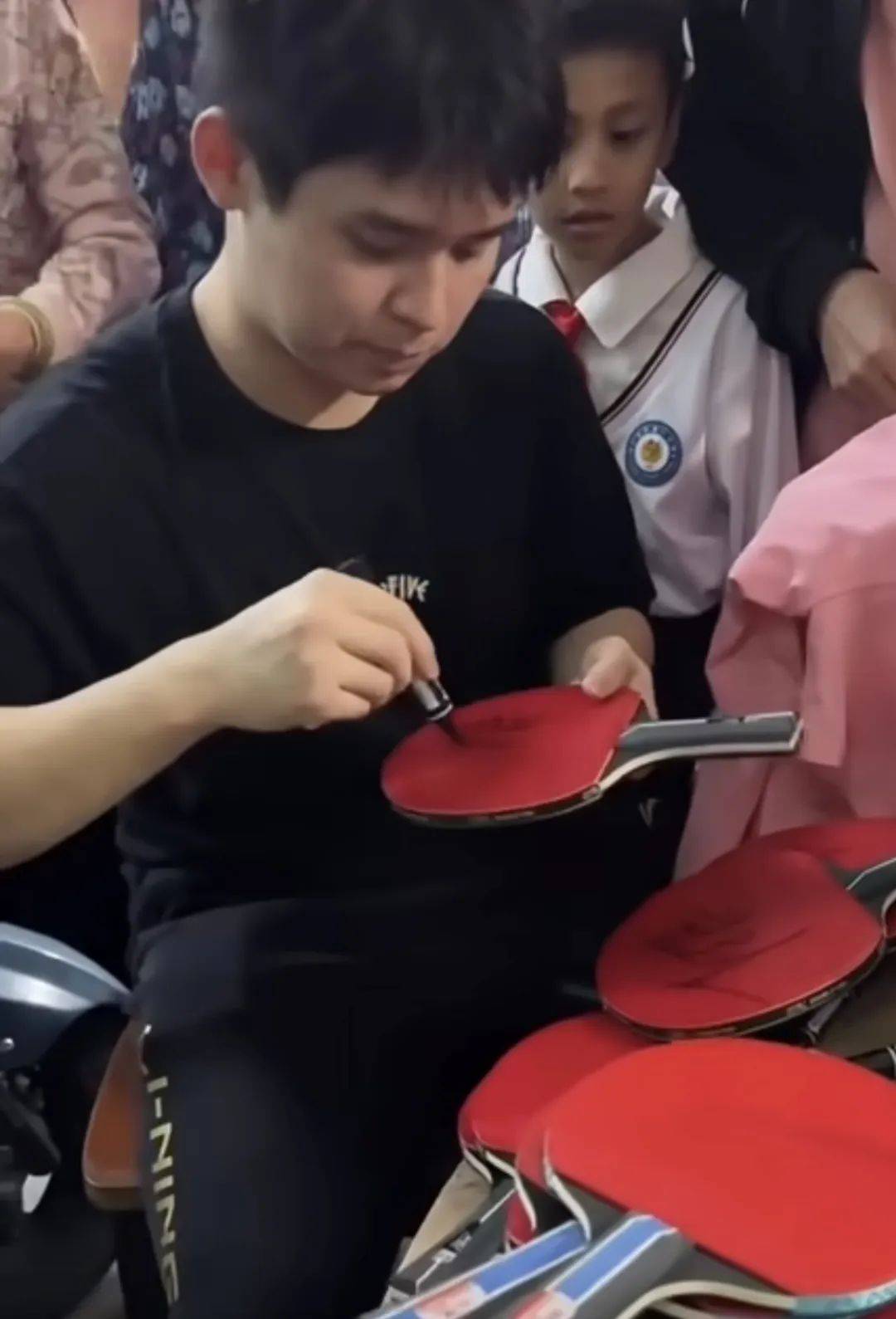 冠军林诗栋赛后回海南自家餐厅帮忙,给邻居签名像流水线一样