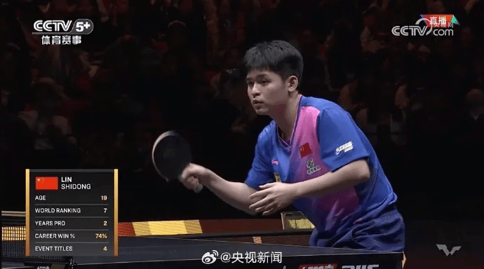 冠军林诗栋赛后回海南自家餐厅帮忙,给邻居签名像流水线一样