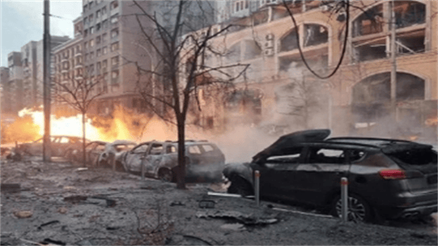 俄导弹铺天盖地来袭！瞬间向其密集爆炸声，基辅火光冲天