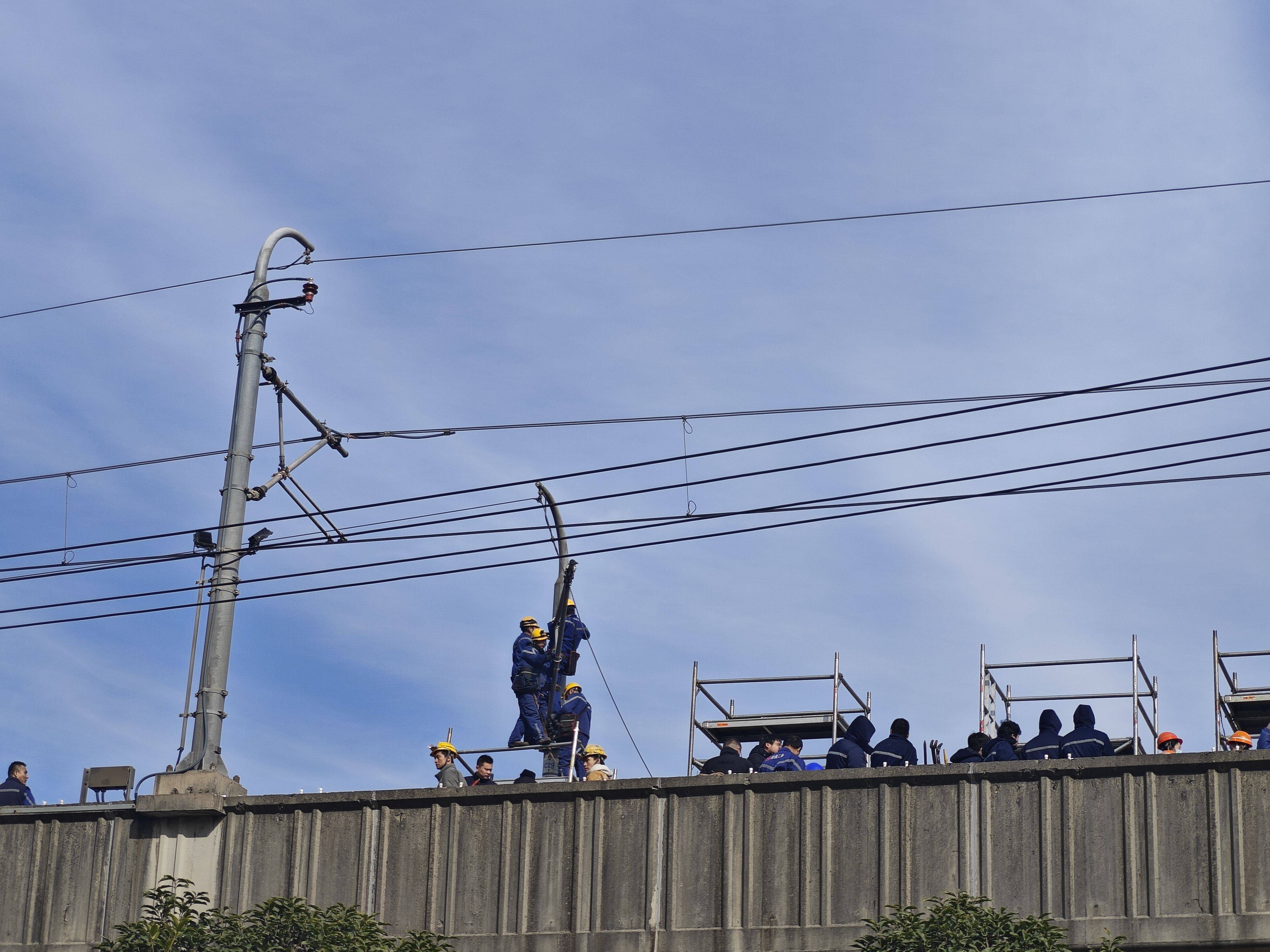 上海地铁11号线遭塔吊侵入：损失暂无法统计，恐影响下周早高峰
