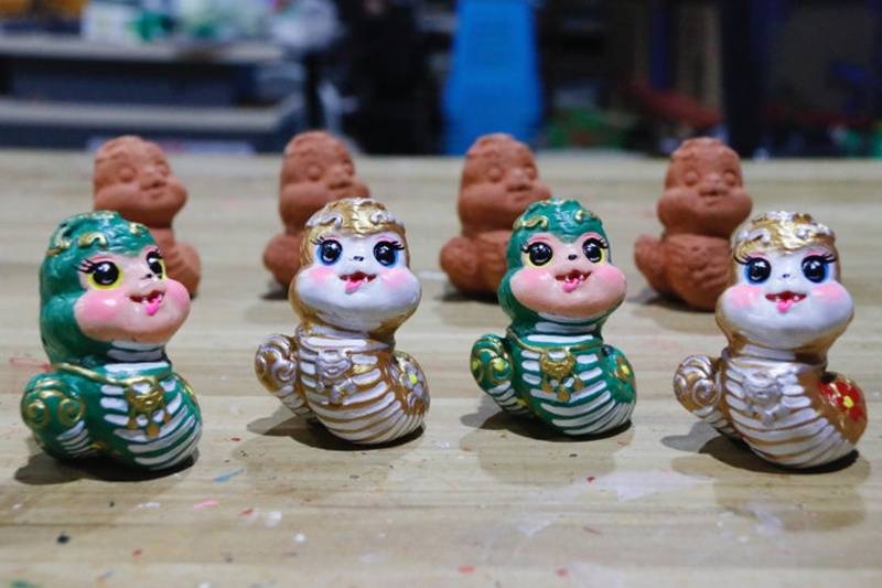 ‌桐梓非遗泥哨全新推出“蛇宝”造型