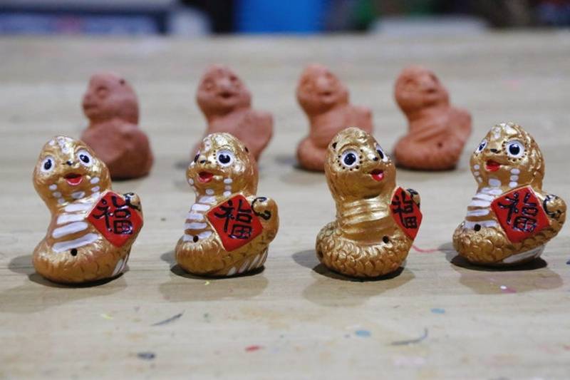 ‌桐梓非遗泥哨全新推出“蛇宝”造型