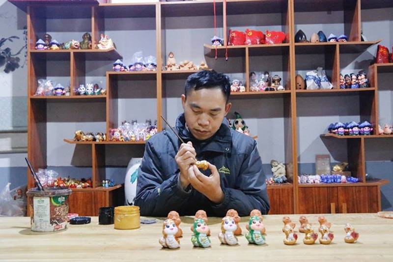 ‌桐梓非遗泥哨全新推出“蛇宝”造型