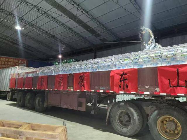 快讯：山东援藏首批救灾物资抵达定日震中