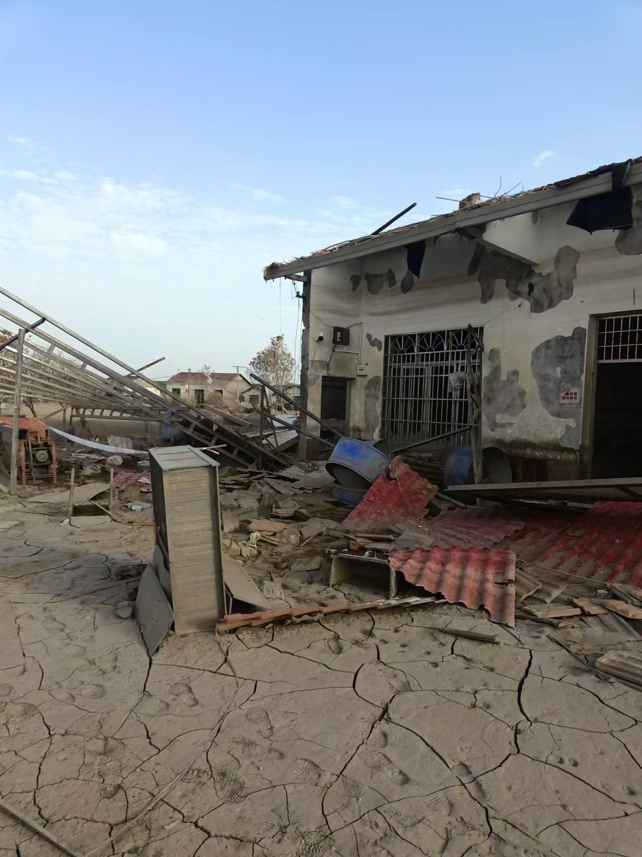 洞庭湖洪水后 老人重修儿子的婚房又将被拆除