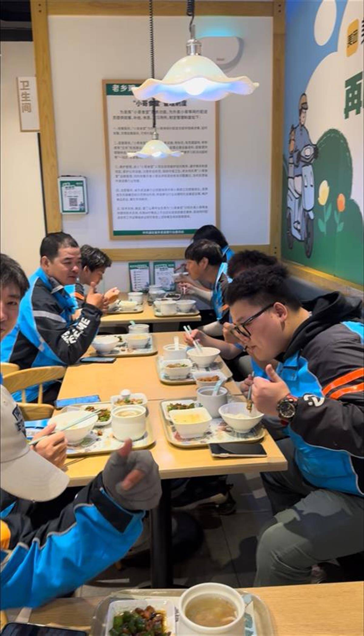 一两公里就能充电吃饭！武汉涌现更多高品质“小哥食堂”