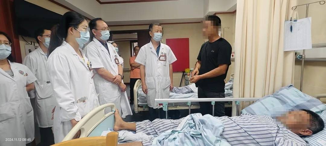 广州一“老酒鬼”路边捡到宝,笑着笑着倒下了……