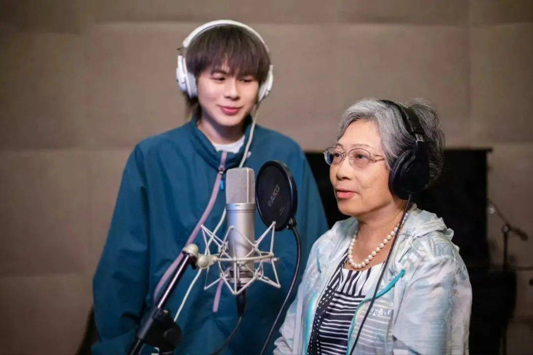 这届年轻人，流行给老年人当班主任