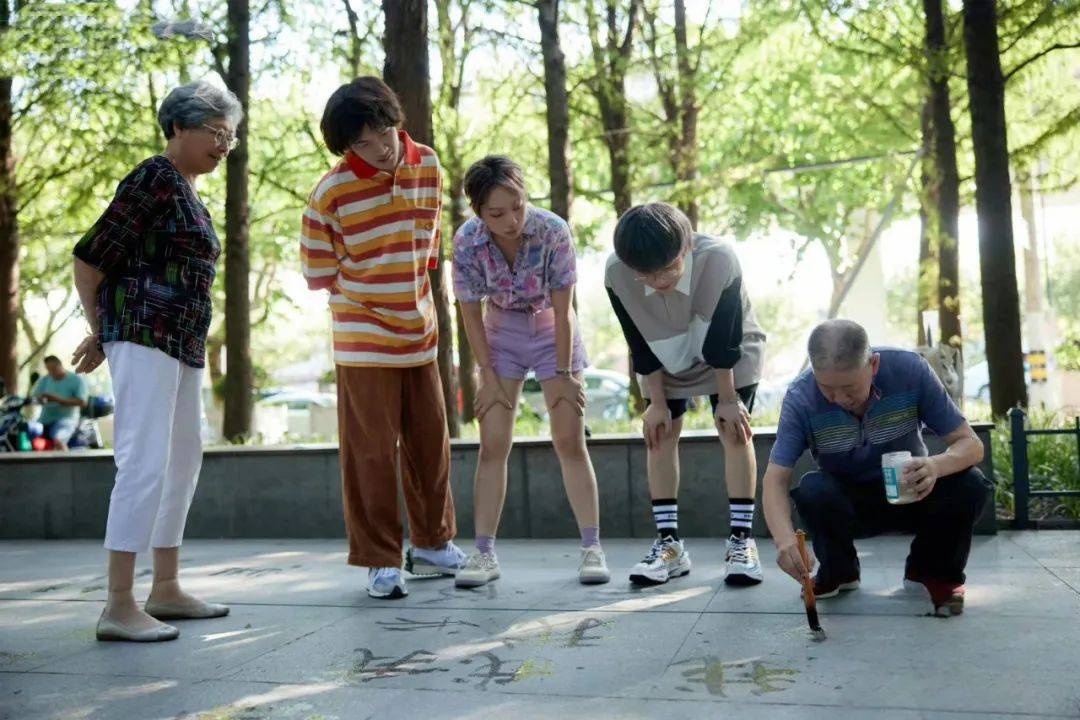 这届年轻人，流行给老年人当班主任