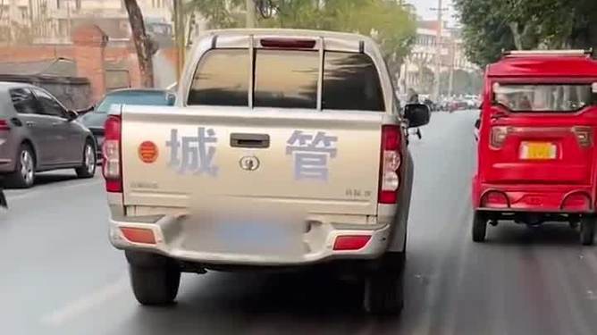 城管用公车送孩子上学，“顺路”不是公私不分的理由