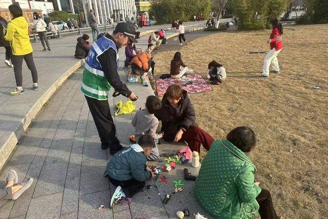 给晒太阳的成都人发个垃圾袋，金牛这个小细节走心了