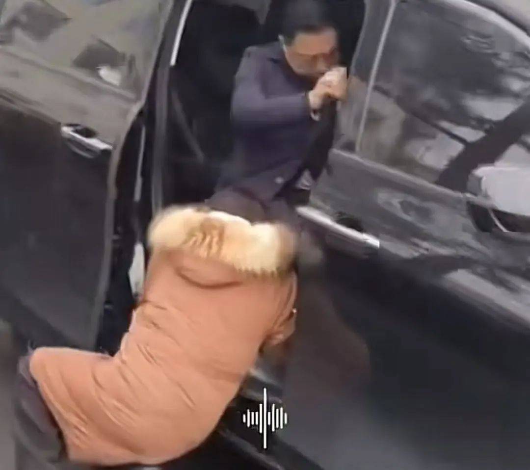 陕西一县委书记春节后上班首日被群众拦车抱腿反映问题？当地县委回应