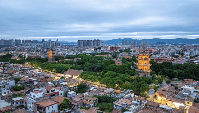 27座万亿GDP城市成绩单出炉：19城经济增速超全国水平，这个城市领跑