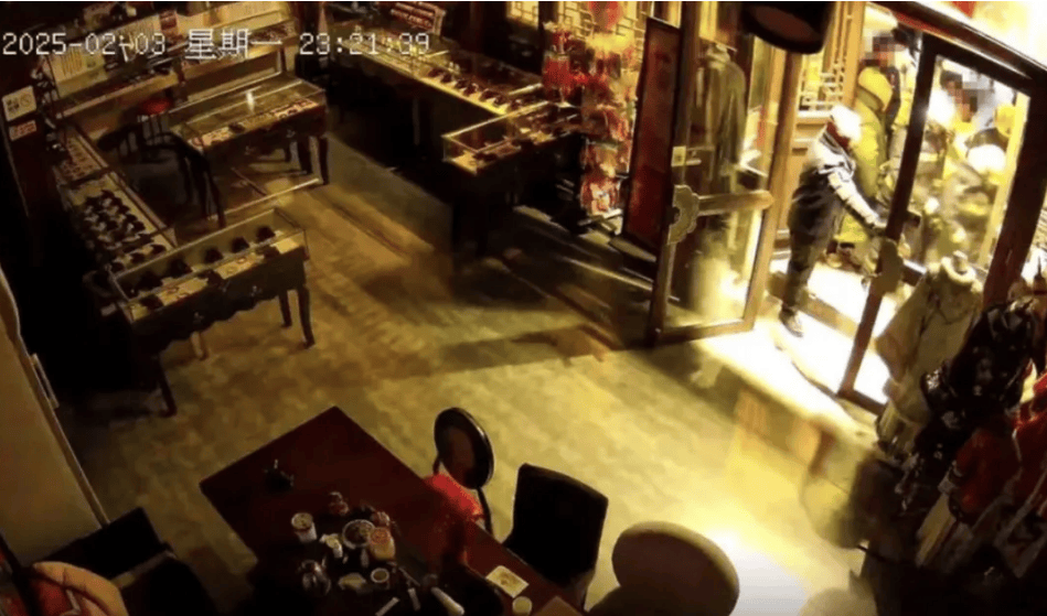 连夜就“撬门开灯”致歉的大同：刚发文坚称彩灯商铺扮靓城市