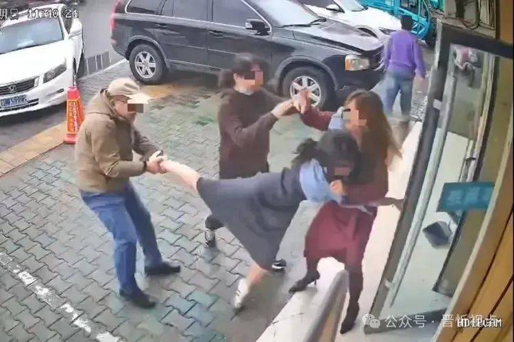 网友实名举报“女公职人员借走6万还赌债”，索要时遭其持剪刀自残威胁 官方：已介入调查