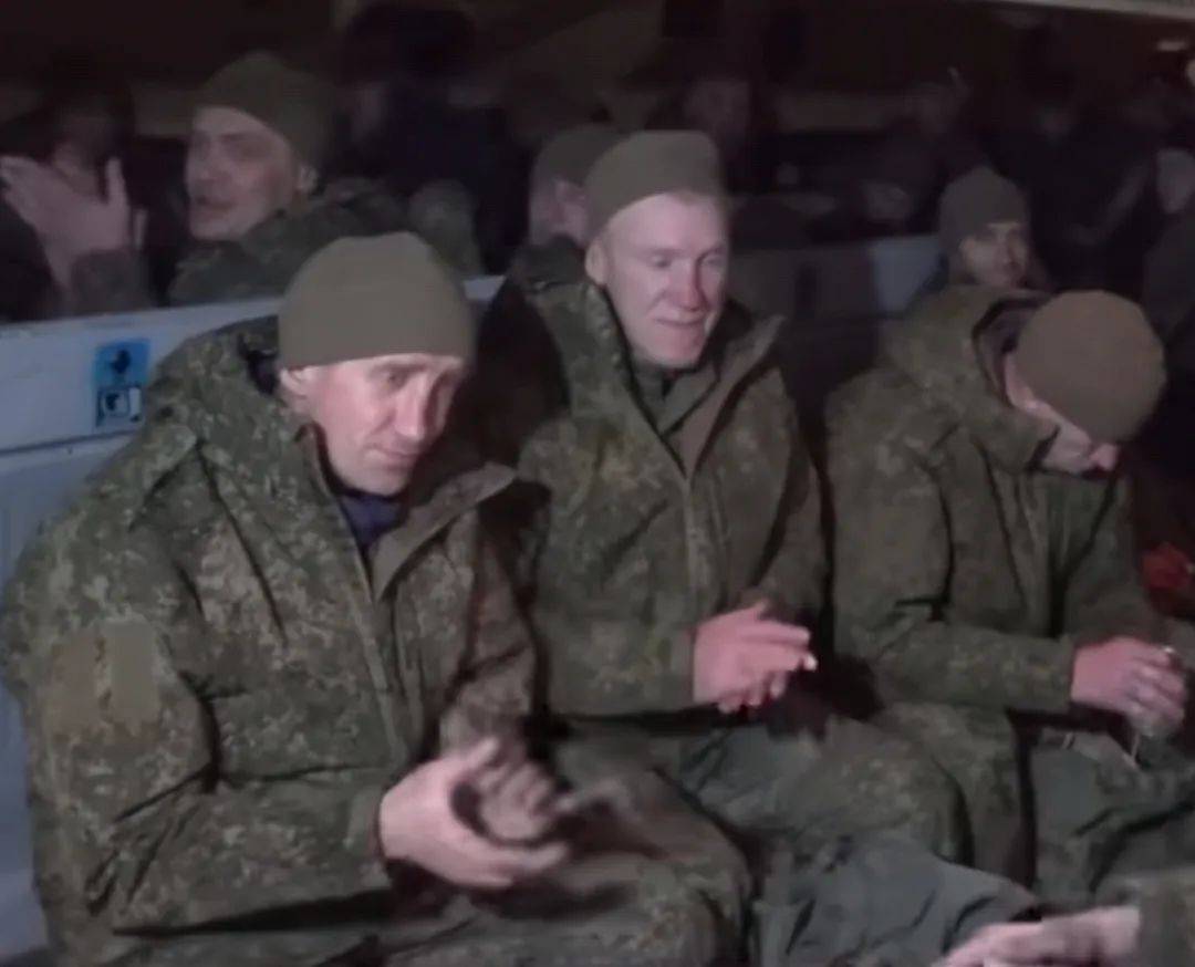 俄乌看来是要和谈了：演员出身的泽连斯基已表态，而拜登却签约艺人经纪公司