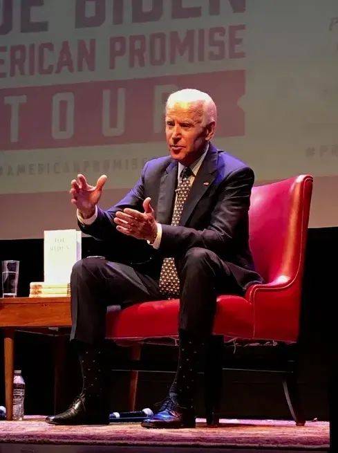 俄乌看来是要和谈了：演员出身的泽连斯基已表态，而拜登却签约艺人经纪公司