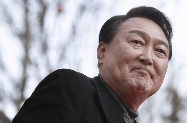 韩国一夜变天！尹锡悦逼中国买单，中方走了步妙棋，文在寅被迫出山