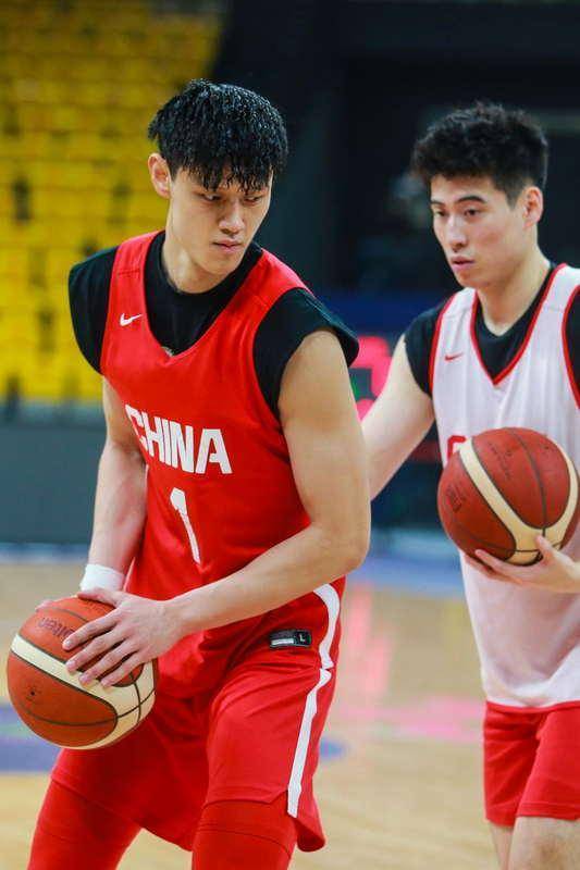 主场狂胜日本队42分 中国男篮昂首晋级亚洲杯正赛