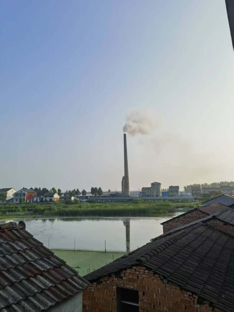 湖北监利一建材公司65米高烟囱倒塌,公司负责人称建成才两年多