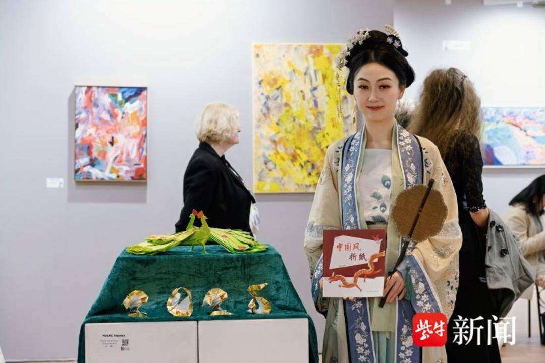 南京设计师折纸惊艳，鼓楼大孔雀“飞”到法国