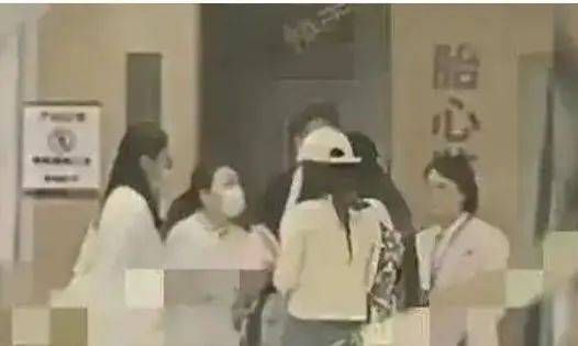 叶珂被曝顺利产女，黄晓明全程陪护激动落泪