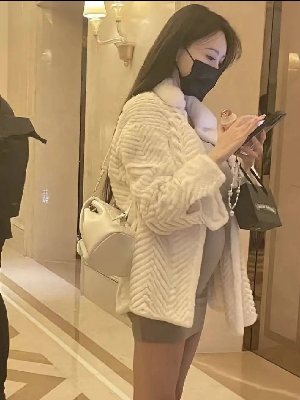 叶珂被曝顺利产女，黄晓明全程陪护激动落泪