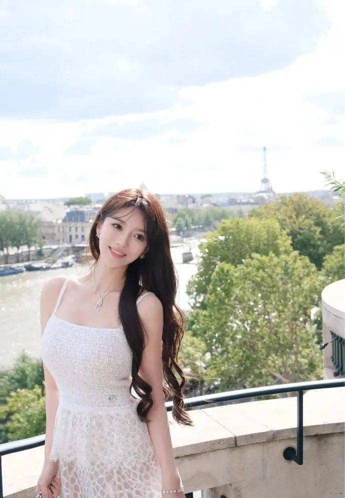 叶珂被曝顺利产女，黄晓明全程陪护激动落泪