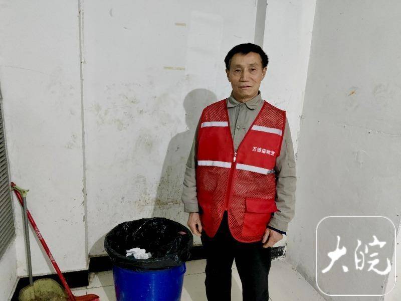 合肥一保洁员在垃圾桶捡到10万元现金后报警：不是自己的钱，再多都不能要