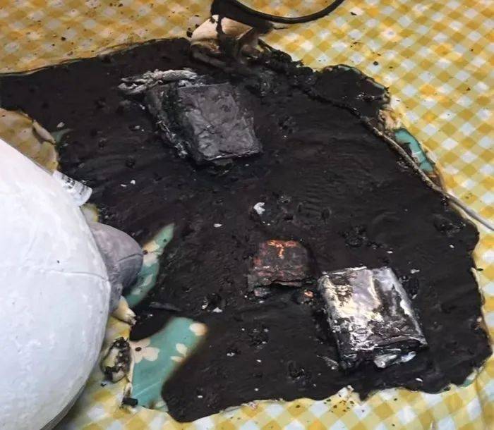 小米充电宝突发自燃并爆炸,火势瞬间烧穿书包,客服回应