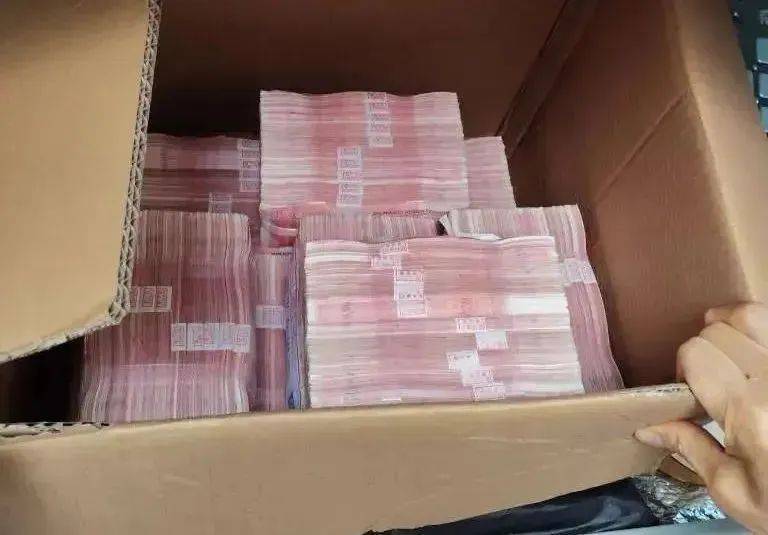 杭州男子取100万元现金，要给亲戚结婚做彩礼？结局意外