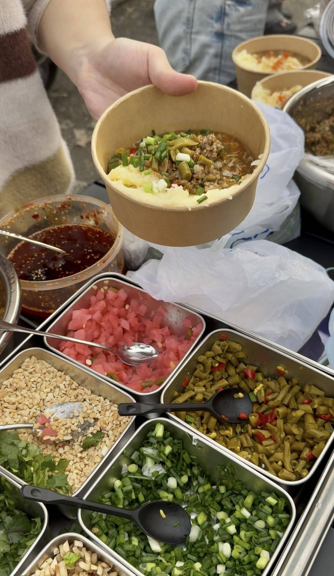 985研究生退学摆摊卖土豆泥日入700元：过自己想要的生活｜封面头条