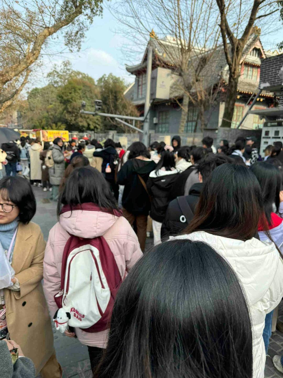 985研究生退学摆摊卖土豆泥日入700元：过自己想要的生活｜封面头条