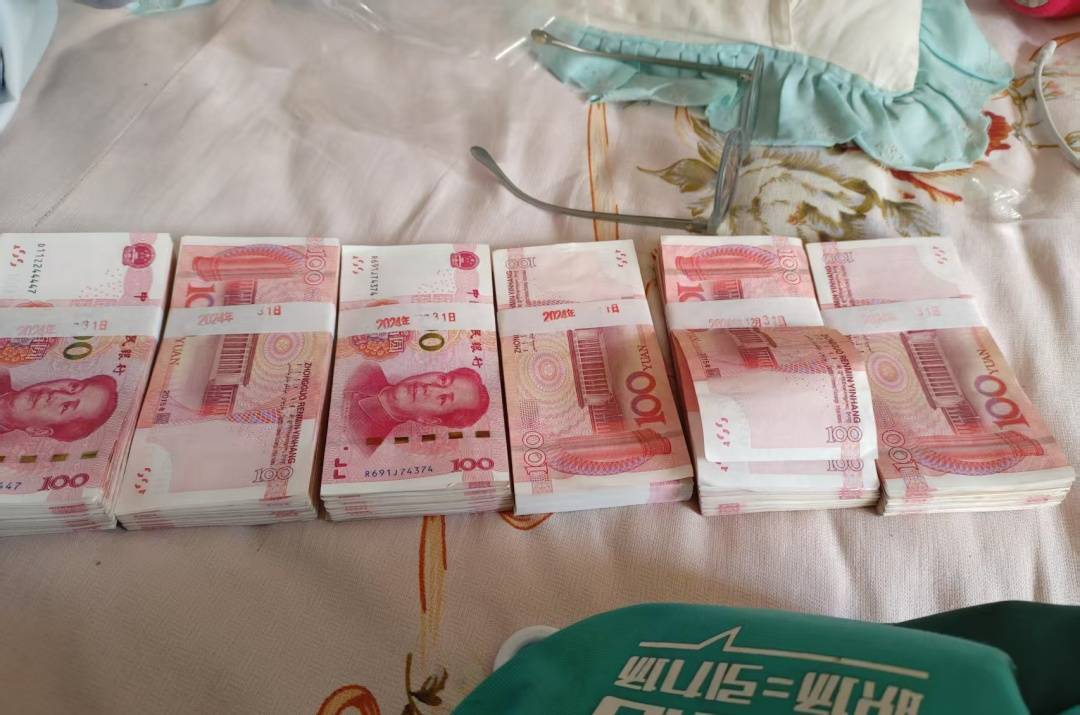 上海阿姨掏空8万元，还向女儿借15万元！竟有人上门拿现金→