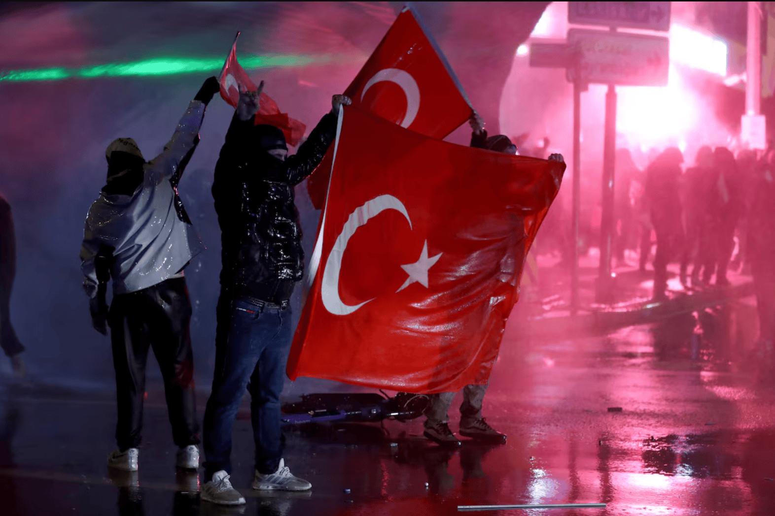 土耳其大规模抗议引发金融巨震：股市暴跌、汇率崩盘，交易所紧急调整交易规则